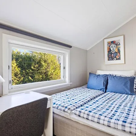 Fully Furnished 2 Bedroom *